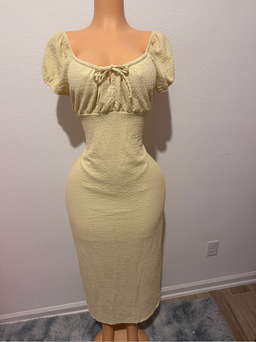 Textured Puff-Sleeve Midi Dress in Light Yellow